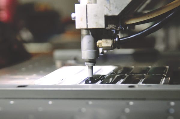 一台機器正在加工一塊金屬。