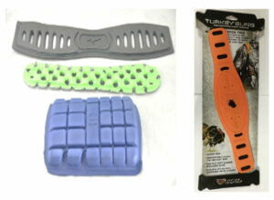 一包各種物品，包括一對護膝和一對護膝。