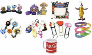 各種物品，包括可口可樂馬克杯和可口可樂鑰匙圈。