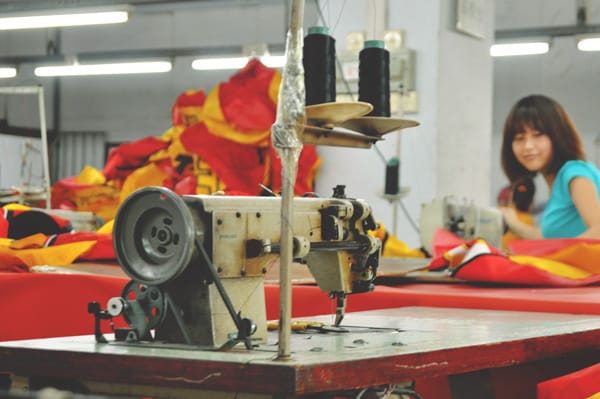 工廠裡的一台縫紉機。