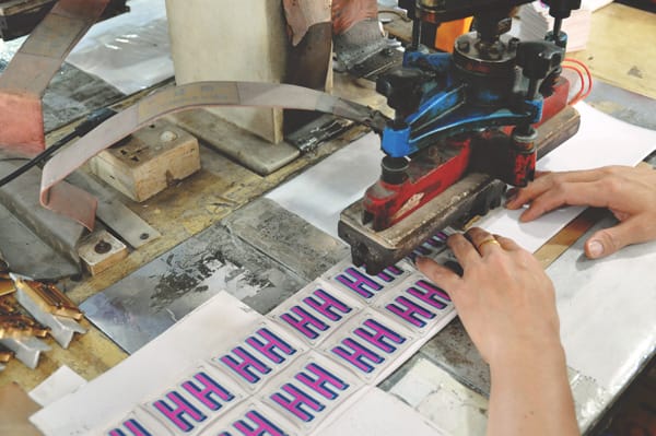 在機器上工作的人。